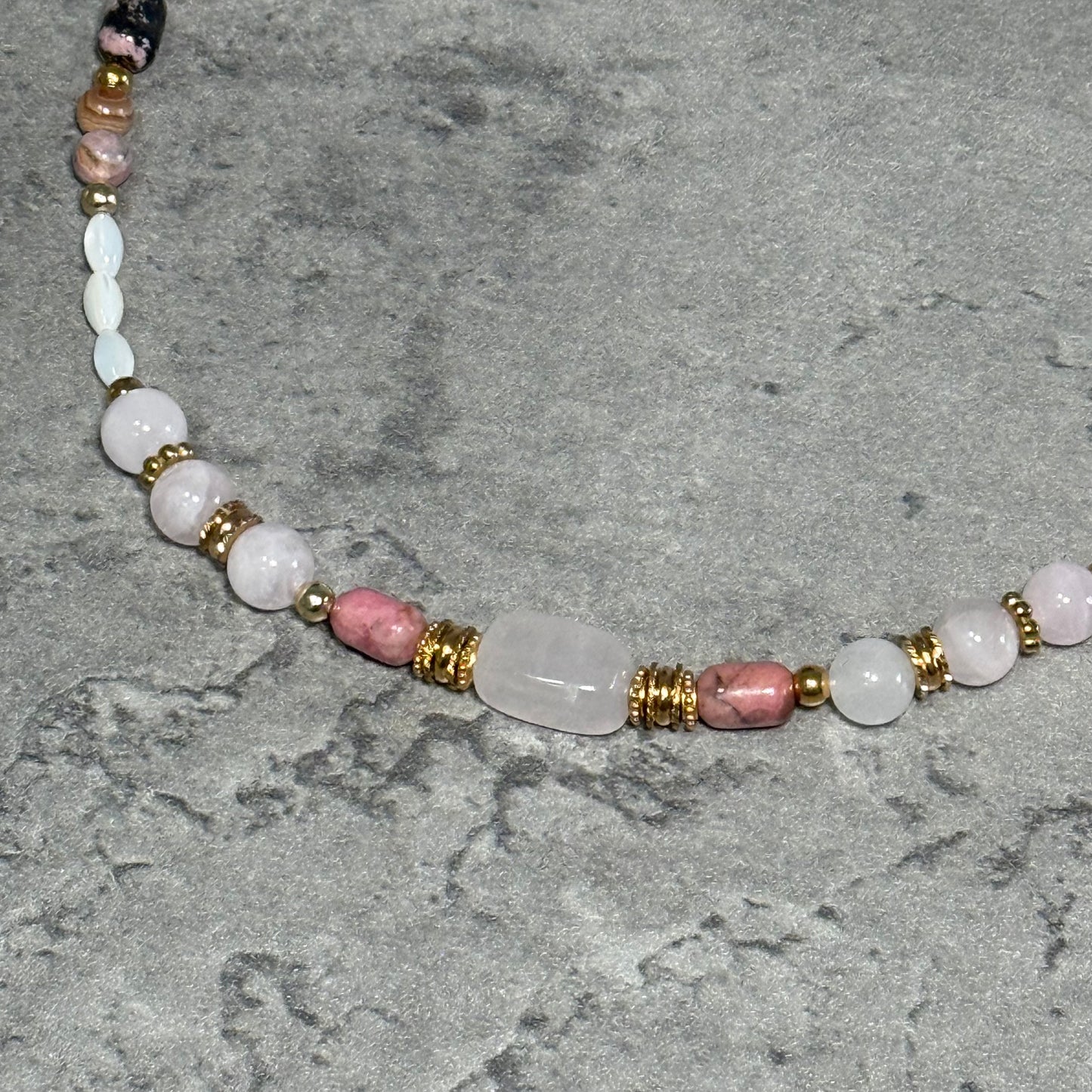 Collier Mona - Quartz rose , Rhodonite et Nacre blanche