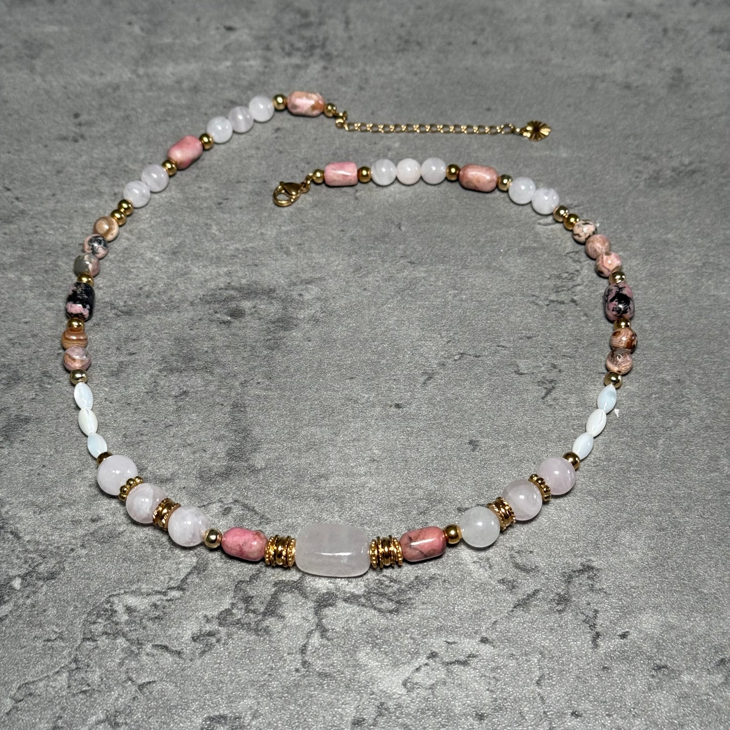 Collier Mona - Quartz rose , Rhodonite et Nacre blanche